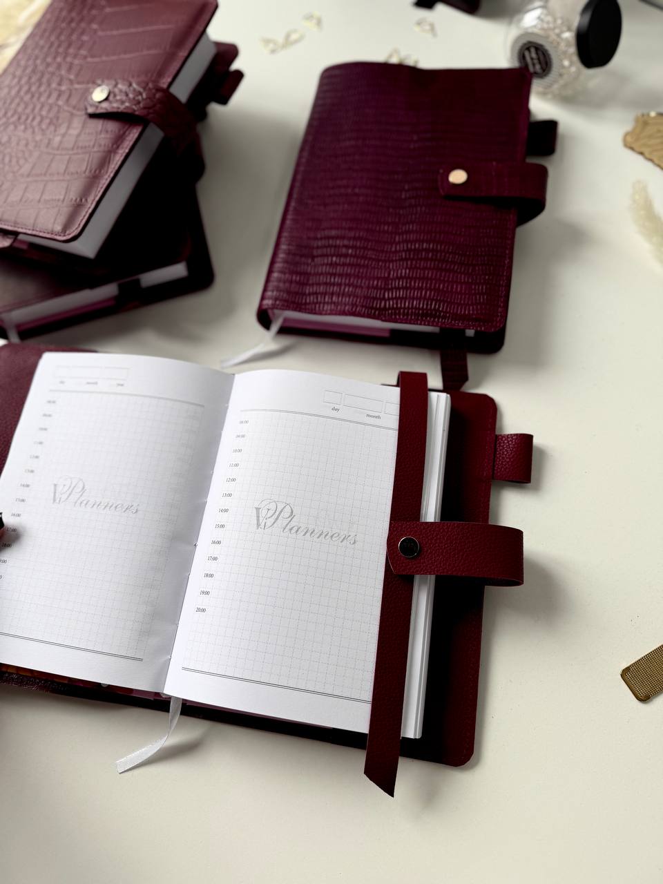 Burgundy notebook with exclusive leather cover. 504 pages not dated squared grid with time notebook. Very big notebook for planning.