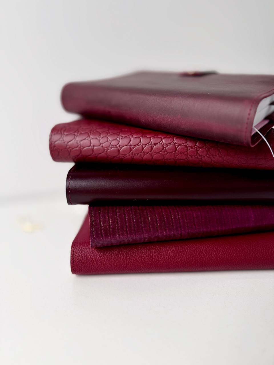 Burgundy notebook with exclusive leather cover. 504 pages not dated squared grid with time notebook. Very big notebook for planning.