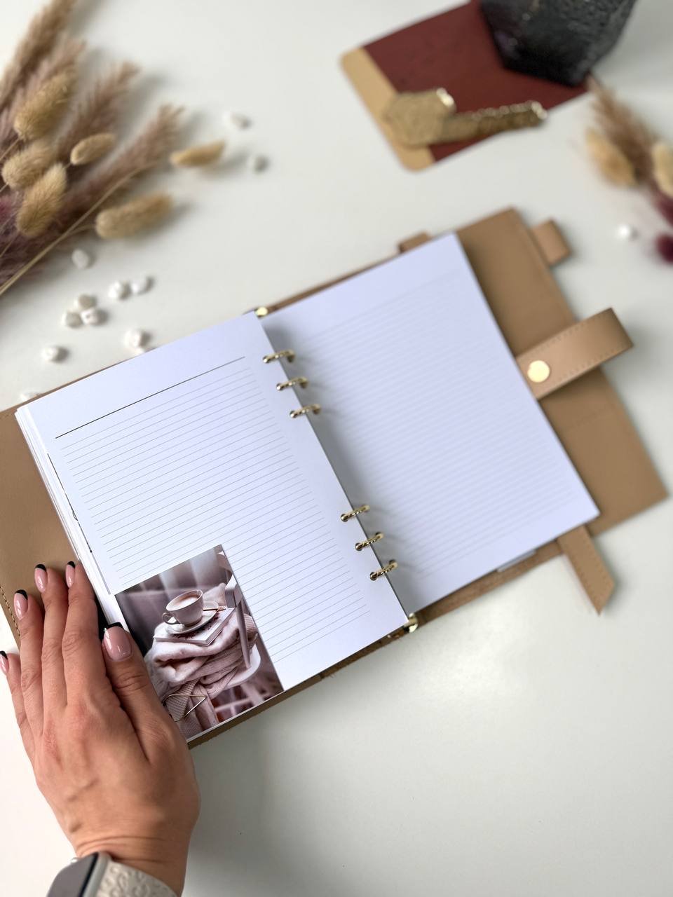 Couverture de carnet en cuir. Agenda A5 en cuir naturel, classeur A5, modèle en cuir, classeur à anneaux A5, classeur A5, agenda avec sac, mobilier doré.