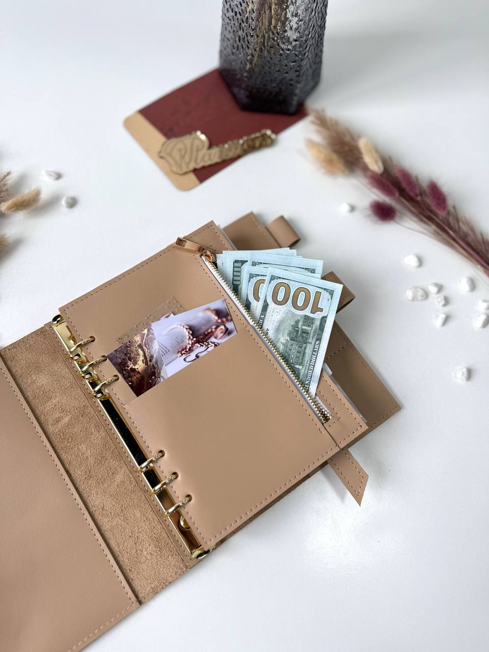 Couverture de carnet en cuir. Agenda A5 en cuir naturel, classeur A5, modèle en cuir, classeur à anneaux A5, classeur A5, agenda avec sac, mobilier doré.