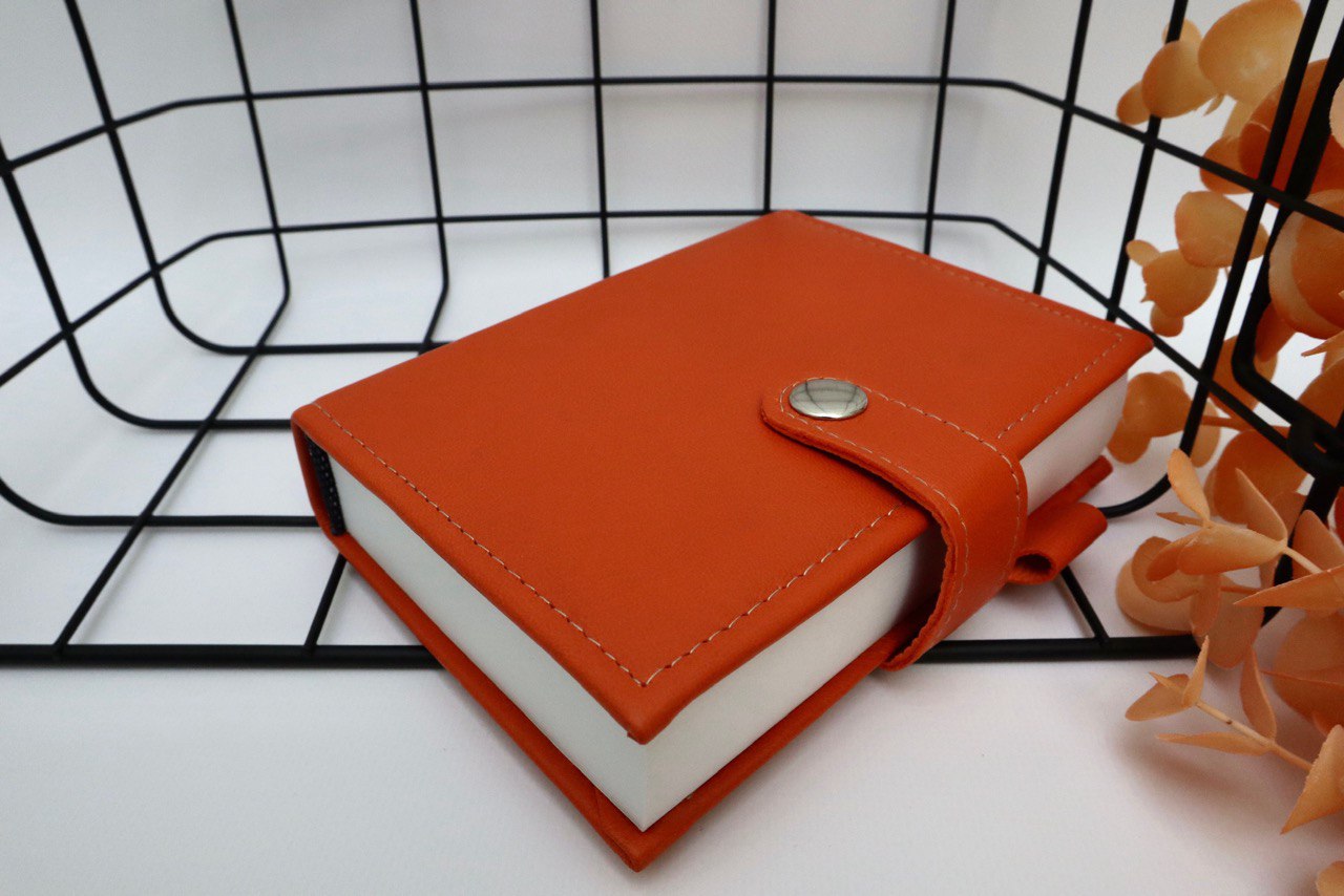 Mini leather notebook A7, 400 pages for the note.