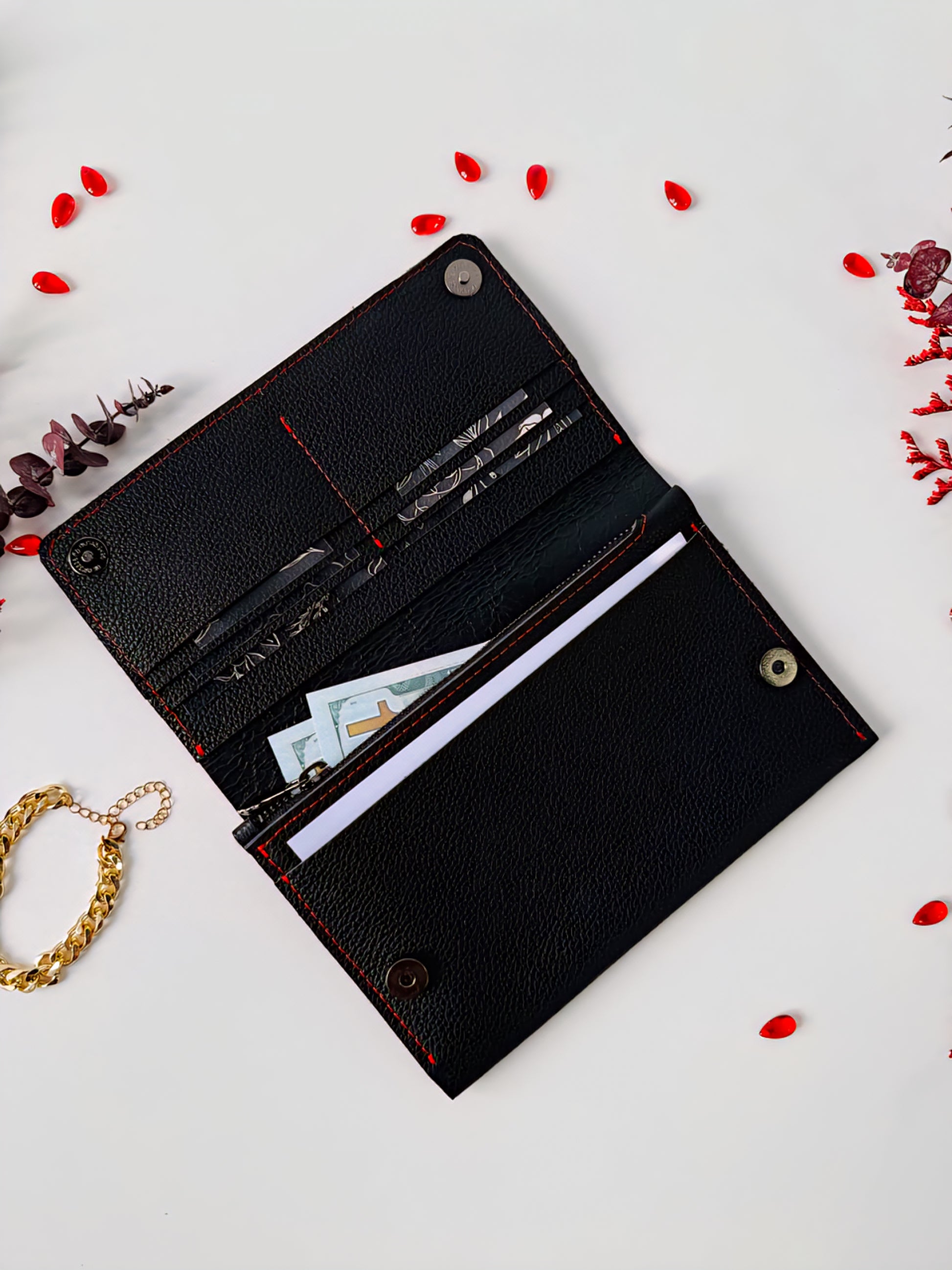 An exquisite and functional gift set for those who appreciate elegance and order.