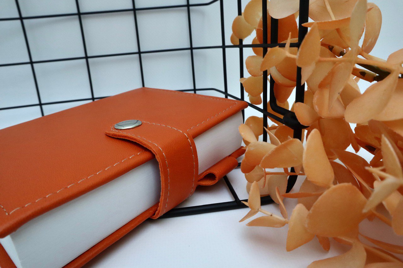 Mini leather notebook A7, 400 pages for the note.