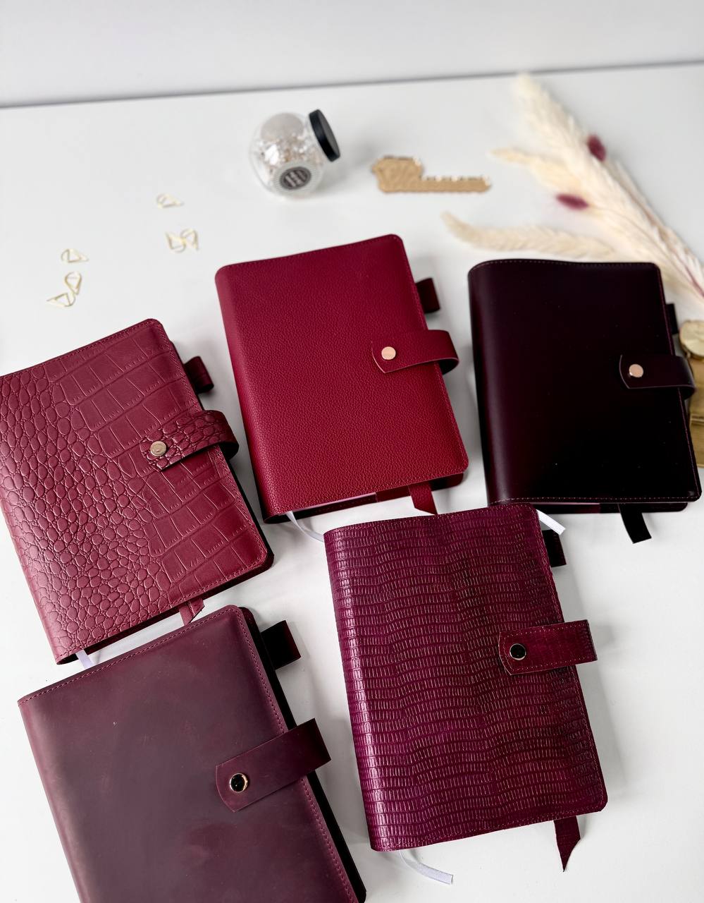 Burgundy notebook with exclusive leather cover. 504 pages not dated squared grid with time notebook. Very big notebook for planning.