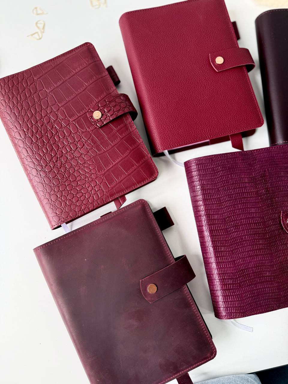 Burgundy notebook with exclusive leather cover. 504 pages not dated squared grid with time notebook. Very big notebook for planning.