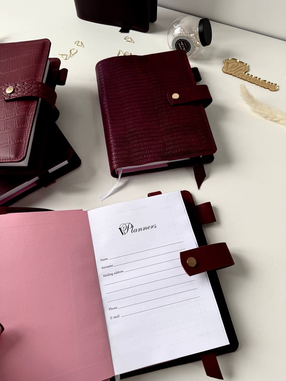 Burgundy notebook with exclusive leather cover. 504 pages not dated squared grid with time notebook. Very big notebook for planning.