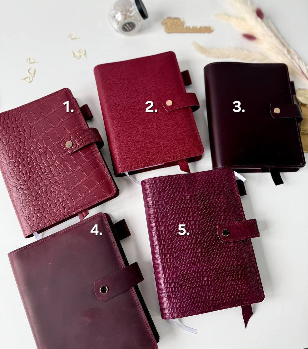 Burgundy notebook with exclusive leather cover. 504 pages not dated squared grid with time notebook. Very big notebook for planning.