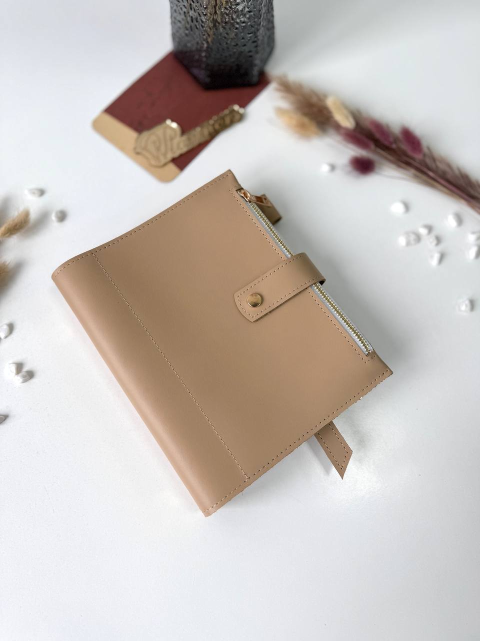 Couverture de carnet en cuir. Agenda A5 en cuir naturel, classeur A5, modèle en cuir, classeur à anneaux A5, classeur A5, agenda avec sac, mobilier doré.