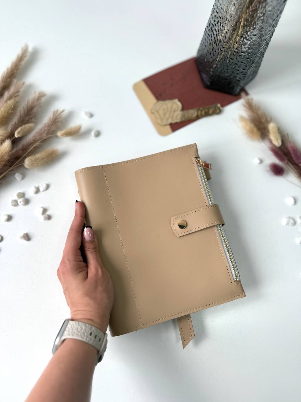 Couverture de carnet en cuir. Agenda A5 en cuir naturel, classeur A5, modèle en cuir, classeur à anneaux A5, classeur A5, agenda avec sac, mobilier doré.