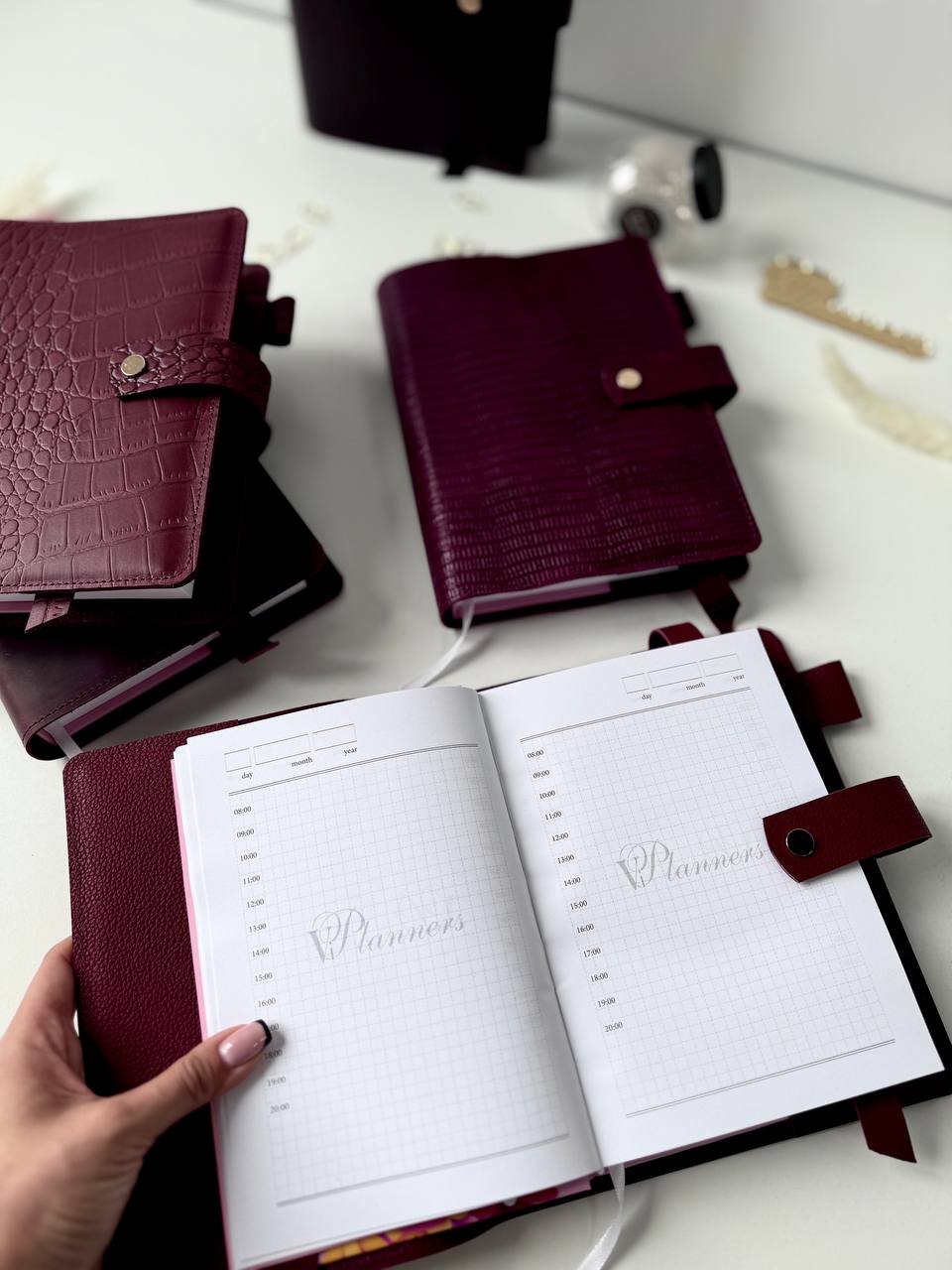 Burgundy notebook with exclusive leather cover. 504 pages not dated squared grid with time notebook. Very big notebook for planning.