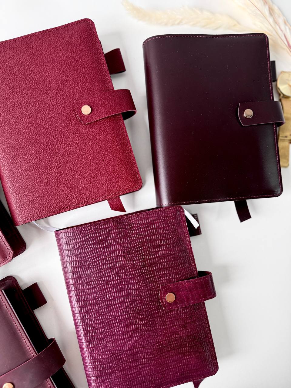 Burgundy notebook with exclusive leather cover. 504 pages not dated squared grid with time notebook. Very big notebook for planning.