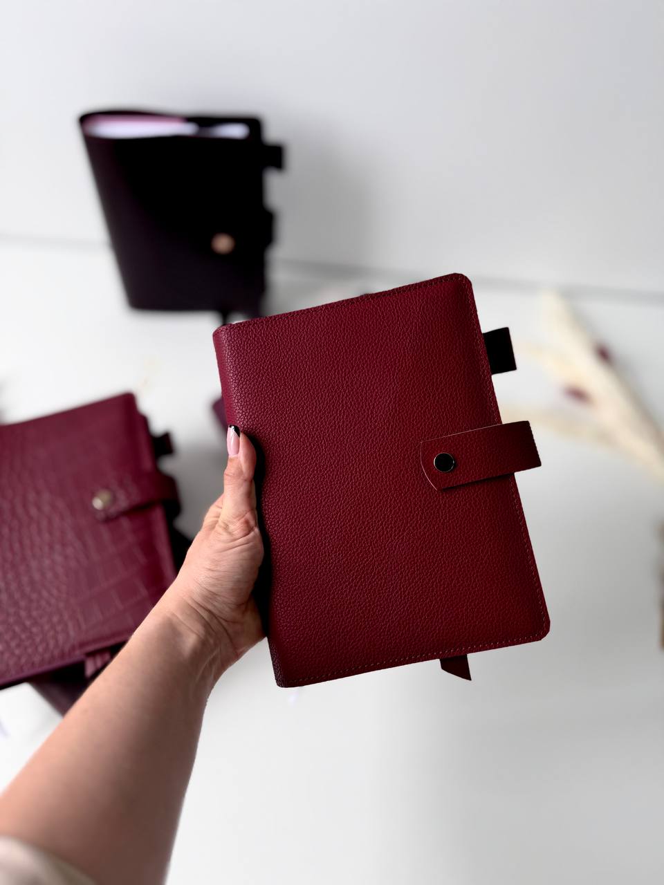 Burgundy notebook with exclusive leather cover. 504 pages not dated squared grid with time notebook. Very big notebook for planning.