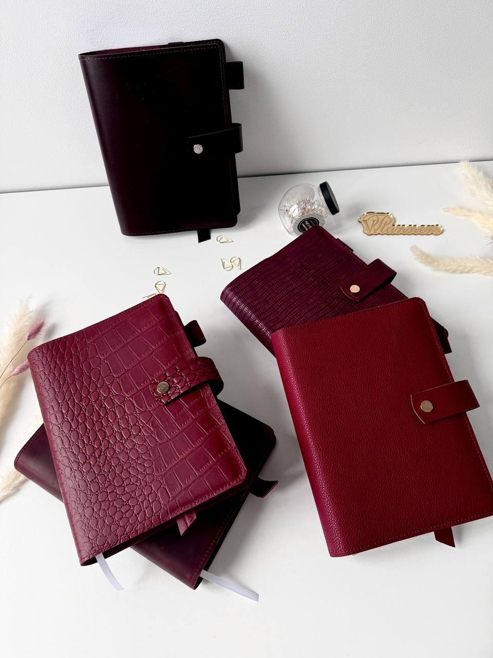 Burgundy notebook with exclusive leather cover. 504 pages not dated squared grid with time notebook. Very big notebook for planning.